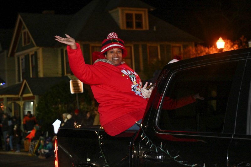 Rep. Alonna Berry, D-Milton, waves to the crowd.