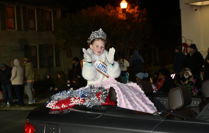Little Miss Delmarva Savannah Howard blows a kiss to the crowd.