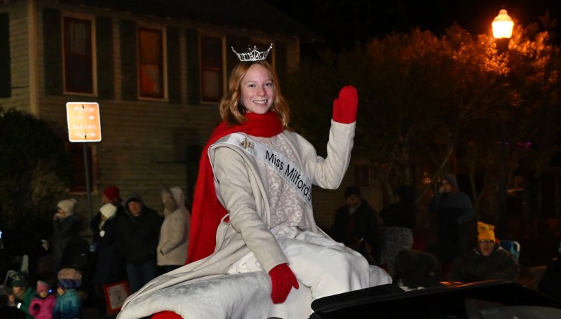 Miss Milford’s Teen Addison Brode waves to the crowd.