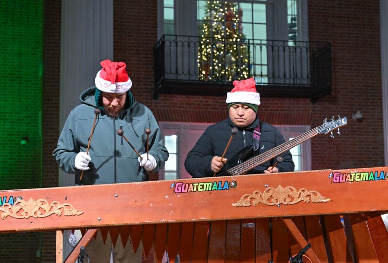 Lyra Marquense entertains the crowd before the caroling.