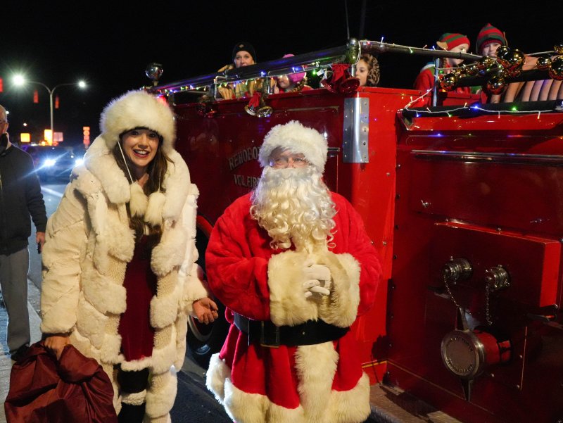 Santa Claus and Mrs. Claus, aka Dewey Business Partnership Executive Director Kelly Ranieri, arrive at Fifer’s Farm Kitchen by fire truck Nov. 29 for DBP’s annual Dewey Beach Christmas tree lighting. ELLEN MCINTYRE PHOTOS