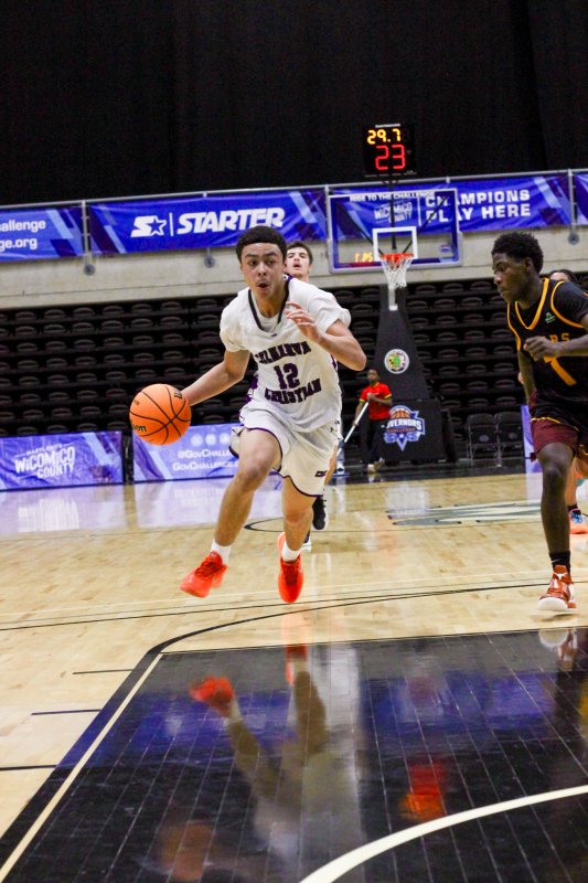 Royals freshman Aarian Tucker drives the lane.