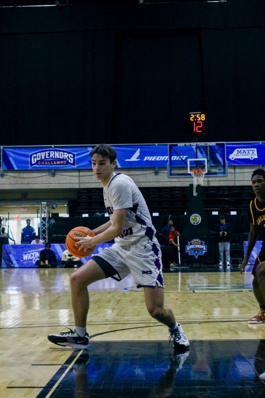 Royals senior Gideon Woods plays in the paint.