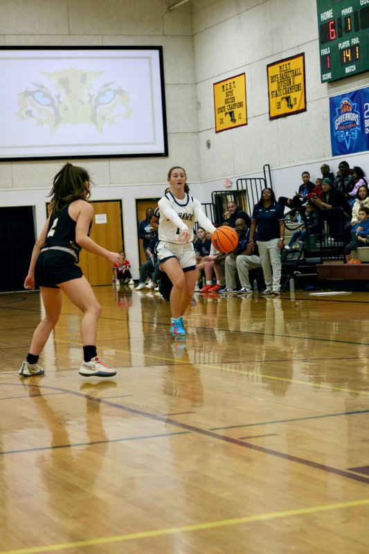 Seahawks sophomore Reilly Mobilia bounces a pass.