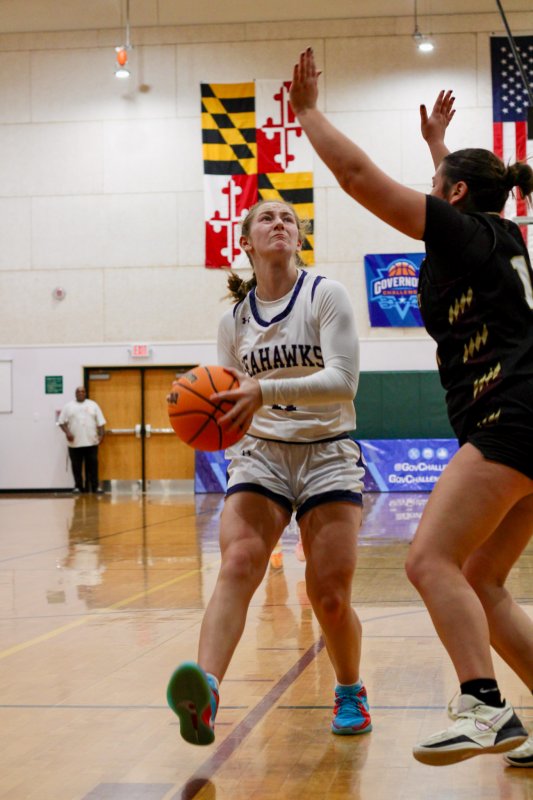 Seahawks sophomore Reilly Mobilia heads up for a lay-up.