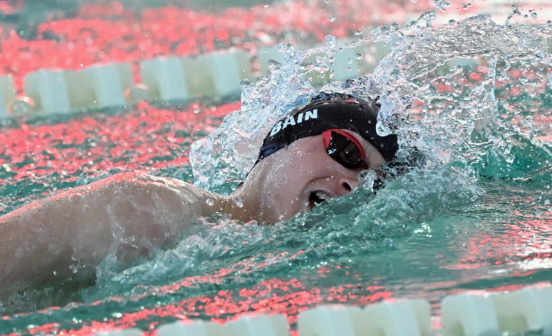 Cape sophomore Jack Bain swims to first in the 500 free with a time of 5:11.43.