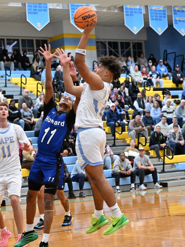 Dell Richards hits two of his seven points in the contest.