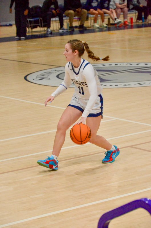 Seahawks sophomore Reilly Mobilia starts the offense.