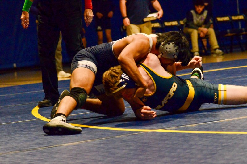 Seahawks junior Clerverson Ortiz-Dionicio takes control early.