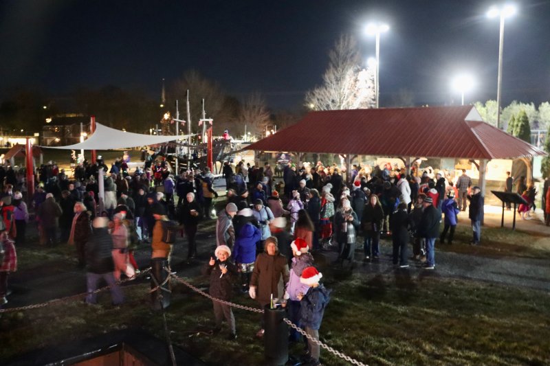 An estimated 500 people filled Canalfront Park for the city’s first early anchor drop. Hot chocolate and popcorn were served.