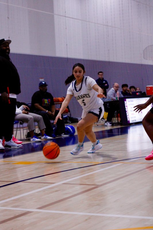 Seahawks freshman Patti Lara Nieto heads to the corner.