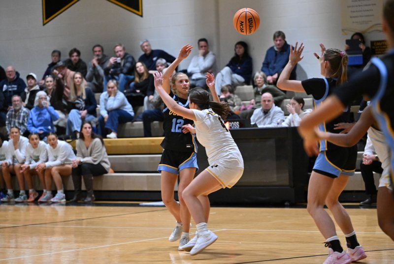 Cape junior Amara Fruchtman passes to big sis Amalia at the 15-foot mark.
