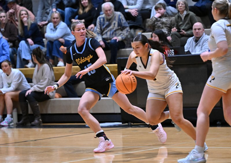 Amalia Fruchtman runs with Padua’s Sophia Baffone.