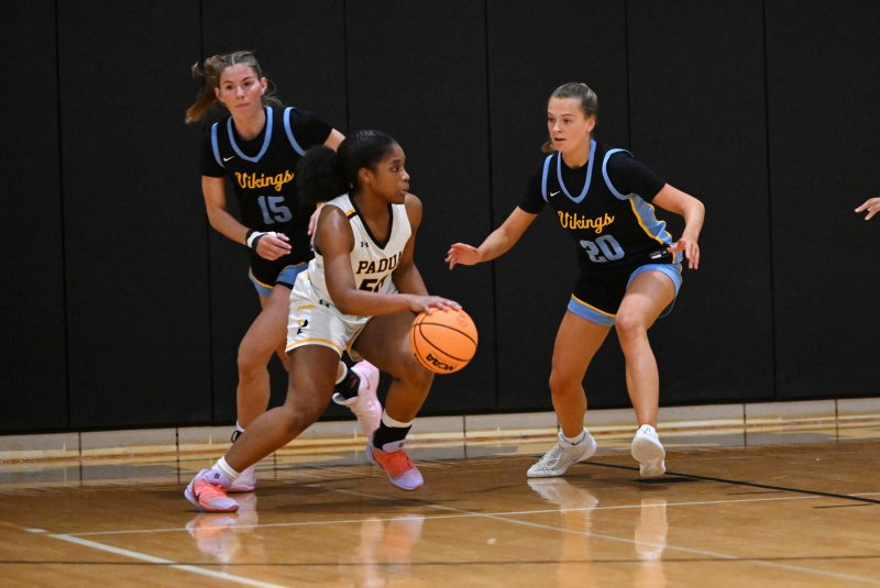 Cape’s Amalia Fruchtman forces Padua’s Kai Dwirantwi out where Ally Diehl picks her up.