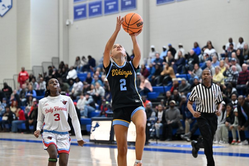 Cape’s Mikaela Gordon makes a lay-in.