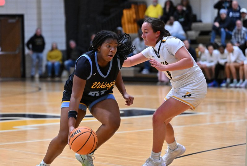 Cape sophomore Jordynn Bowe drives past Padua’s Riley Bransfield.