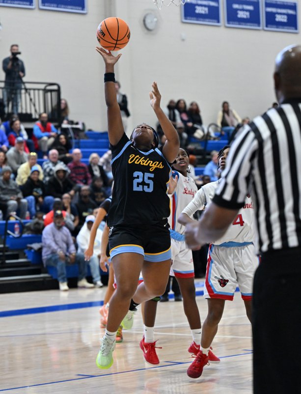 Cape’s Jordynn Bowe hits in the paint.