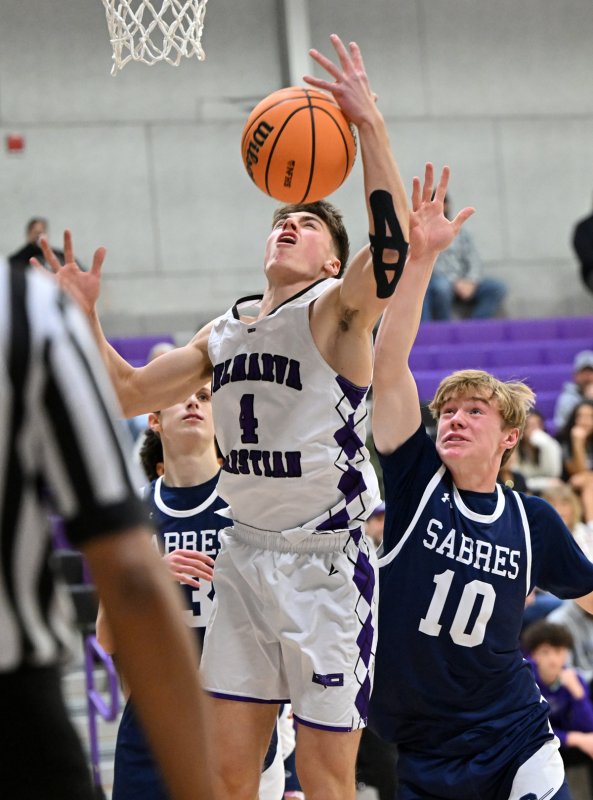 Royals junior forward Landon Jackson grabs a rebound from the Sabres’ Nikolas Nicolopoulos.