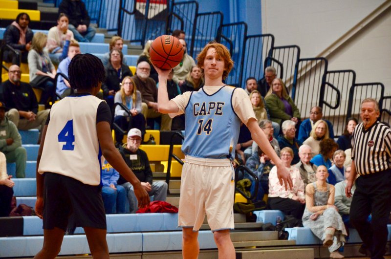 Cape senior Bennett Steinmann makes a one-handed pass.