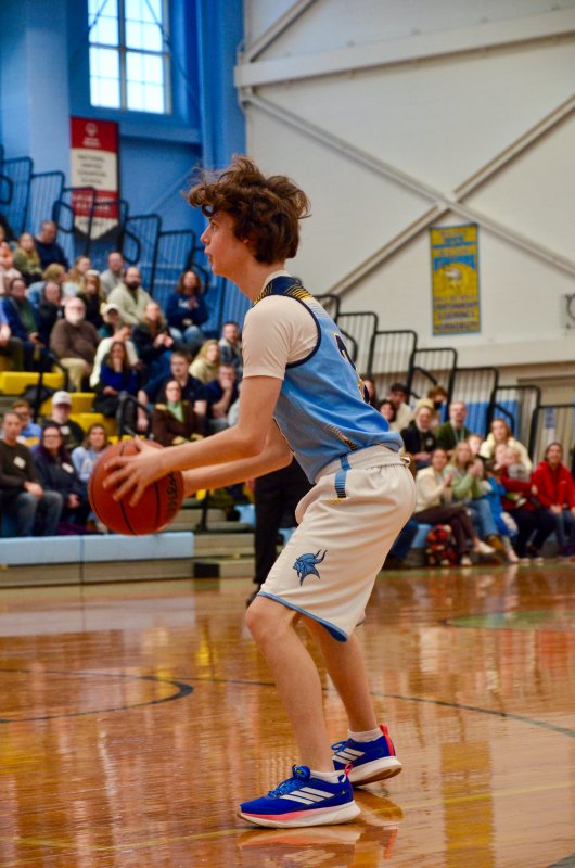 Vikings sophomore Xavier Zimmer thinks about a shot.