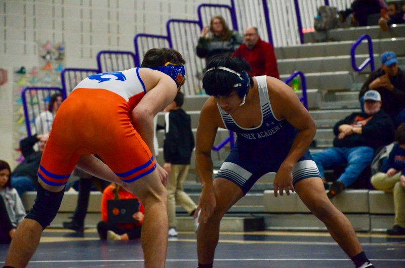 Seahawks junior Clerverson Ortiz-Dionicio looks for the opportune moment.