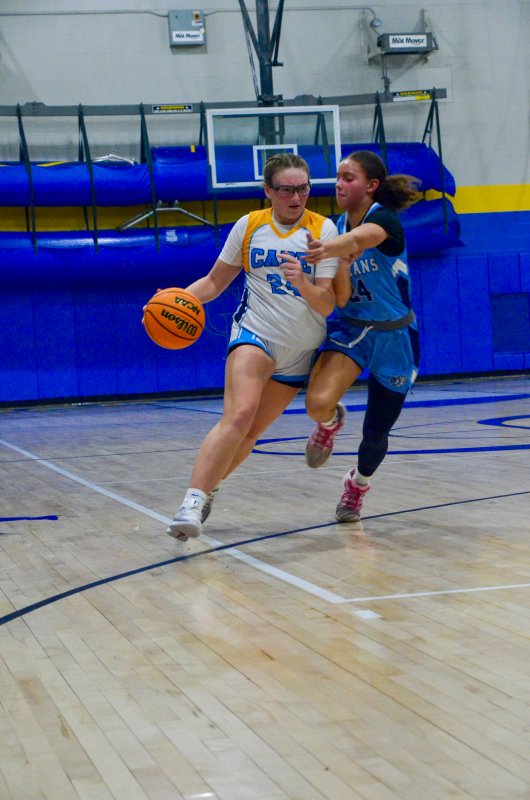 Beacon eighth-grader London Steigerwalt beats her defender.
