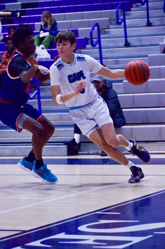 Fred Thomas eighth-grader Robbie Myers drives the baseline.