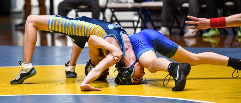 Nolan Wright employs a bend-but-don’t-pancake defense over Cameron Mendick. DAVE FREDERICK PHOTOS