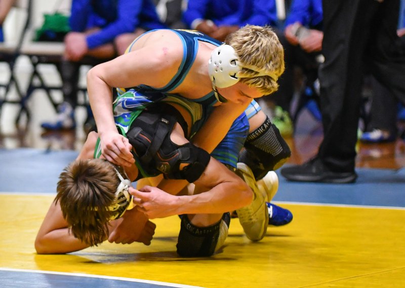 Freshman Jack Hudson battles Frank Zitofsky at 113.