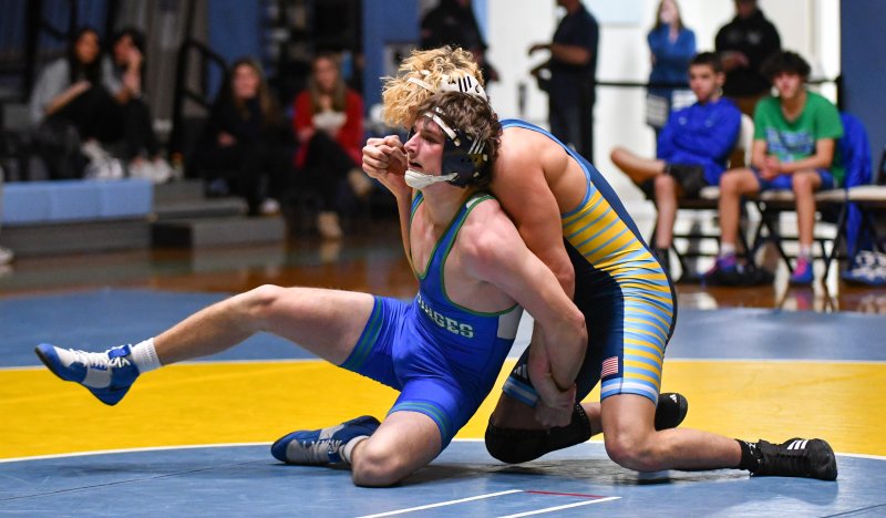 Grayson Davis controls Jason Gunter at 150.