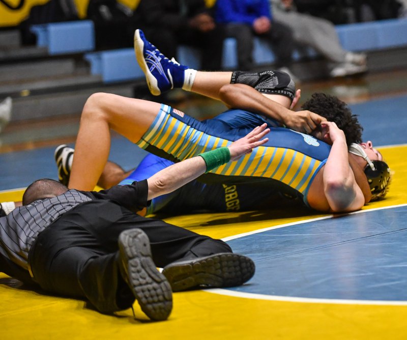 Carson Tuer loses by fall to Ezra Reyes at 165.