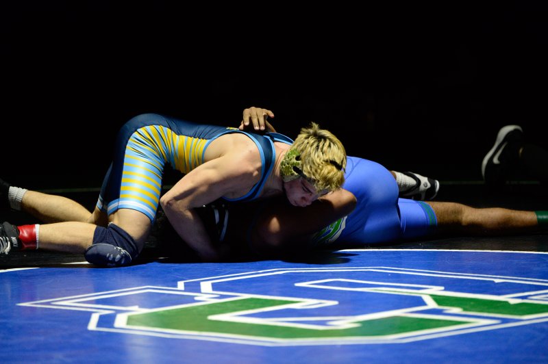 Nick Walker clinches the match with a fall over Ezra Reyes.