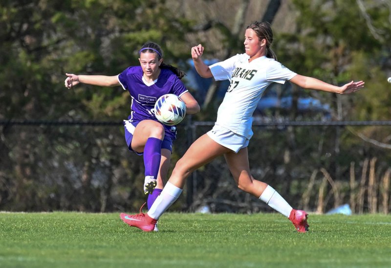 Morgan Stevenson battles for a clear with IR’s Lila May Brown.