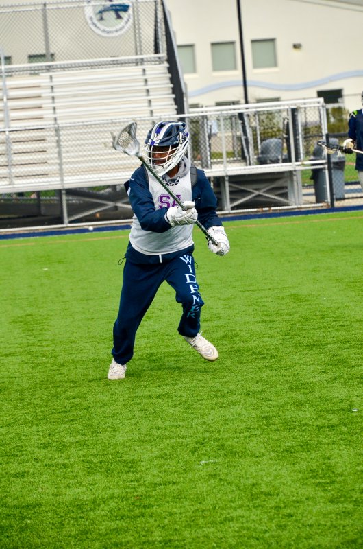 Seahawks senior Sebastian Scruggs begins to cover his mark.
