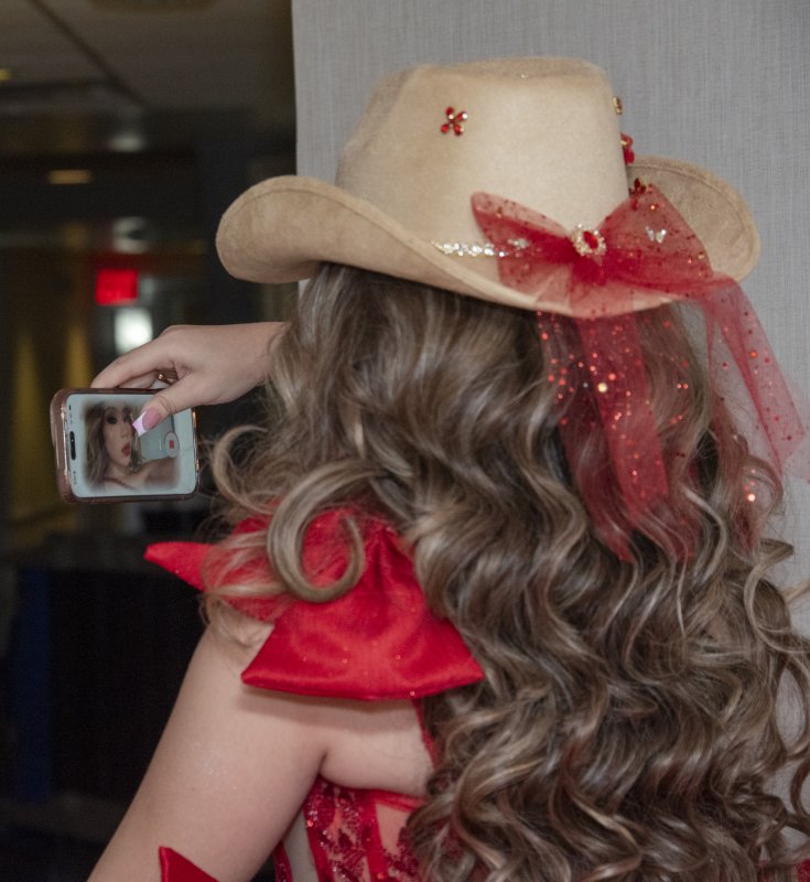 Michelle Pinto is hyping up her social media before she goes on stage for the fashion show.