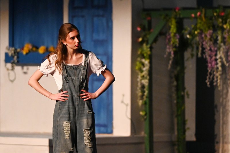 Daphne Mock plays Donna.