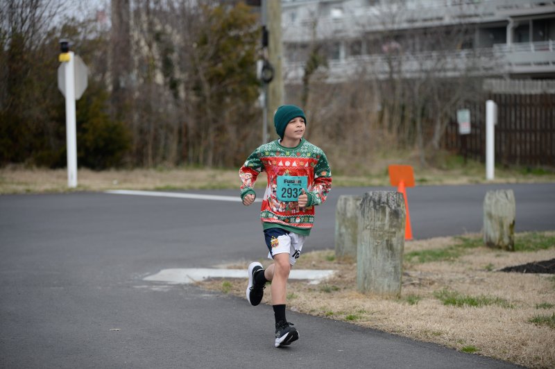 Leo Veet, 10, crosses the finish line in 22:30.
