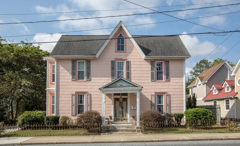 The house at 320 Union St. prior to renovations. The ship mural is visible on the portico. SUBMITTED PHOTO