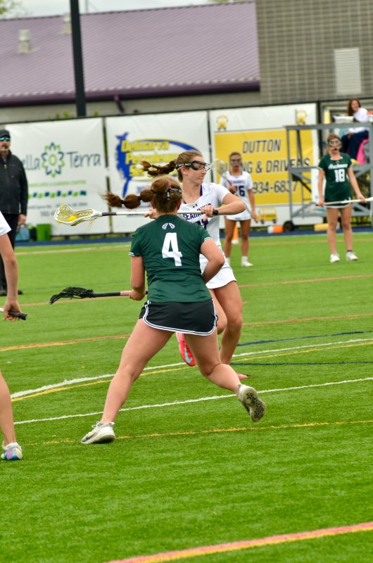 Seahawks sophomore Reilly Mobilia shoots before the defense can close in.