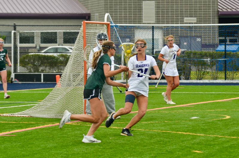 Seahawks junior Meredith Schiff plays defense.