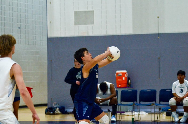 Seahawks sophomore Ethan Evans receives a serve.