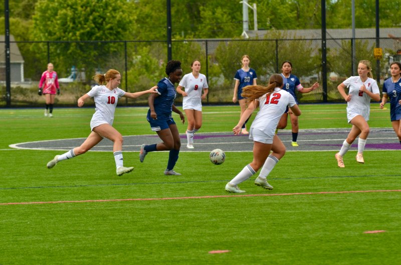 Seahawks senior Debora Williams slices through the defense.