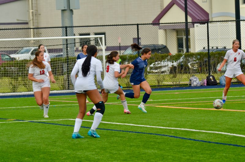 Seahawks freshman Patty Lara Nieto tries to break free.