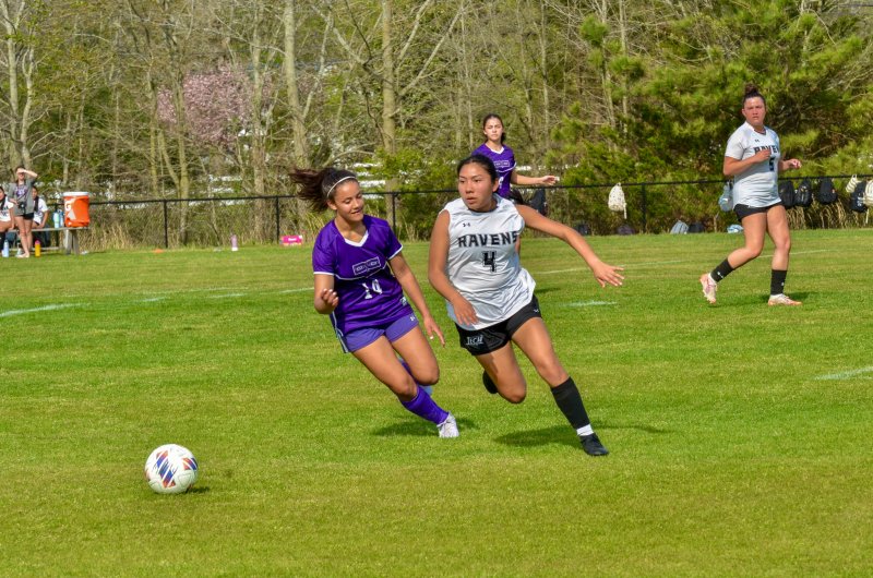 Sussex Tech sophomore Shayla Gomez-Miranda rounds out her run against Anaiah Mulhern.
