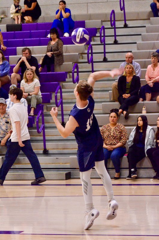 Seahawks senior Jeff Green serves the ball.