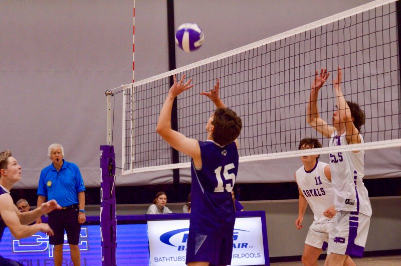 Seahawks senior Vito Barone sets the ball.