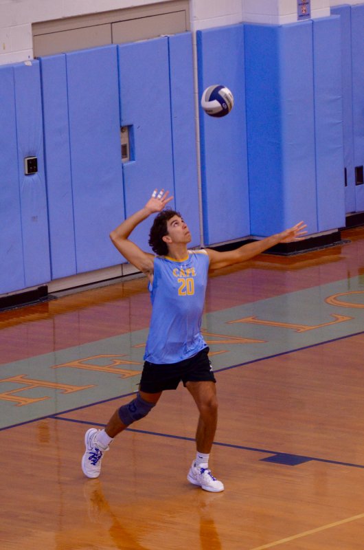 Vikings junior Justin Vent serves the ball.