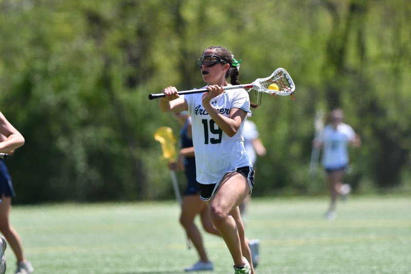 Claudia Koch powers through the midfield.