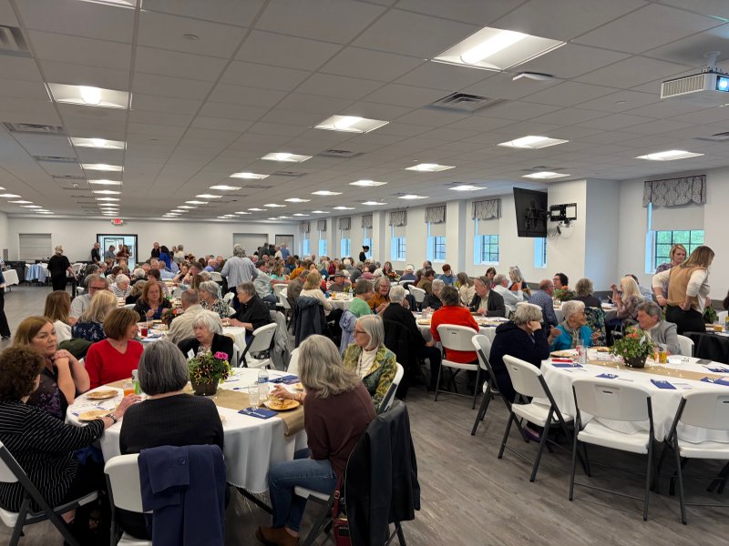 The assembled crowd enjoys the first course.